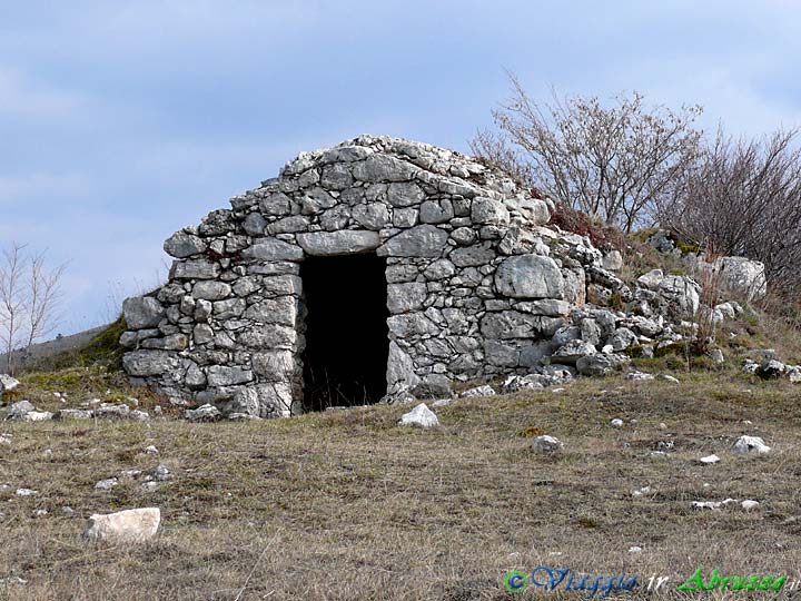 20-P1010114+.jpg - 20-P1010114+.jpg - Un rifugio in pietra a secco, probabilmente realizzato e utilizzato da pastori, sull'altopiano di Campo Imperatore.